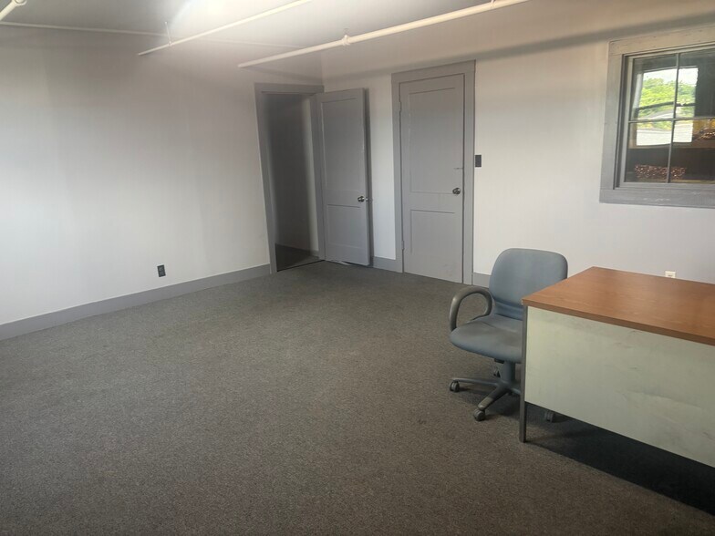 More Photos Of 1020 W Irish St, Greeneville Warehouse For Lease