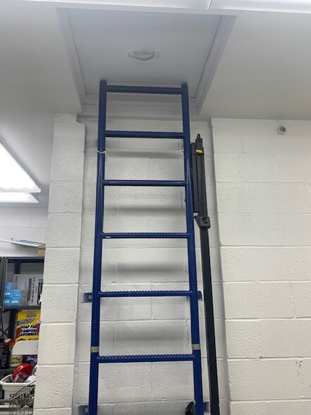 More Photos Of 60 Millstone Rd, Somerset Light Distribution For Sale