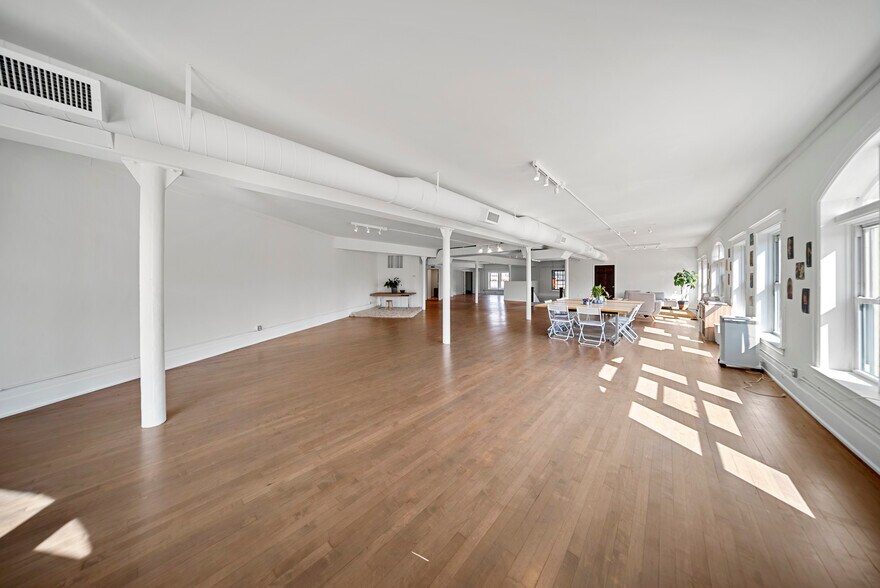 More Photos Of 2055 Gratiot Ave, Detroit Storefront Retail Office For Lease