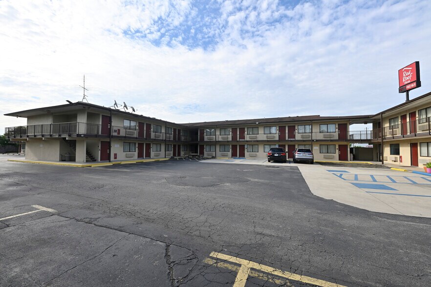 More Photos Of 138 W White, San Antonio Hotel For Sale