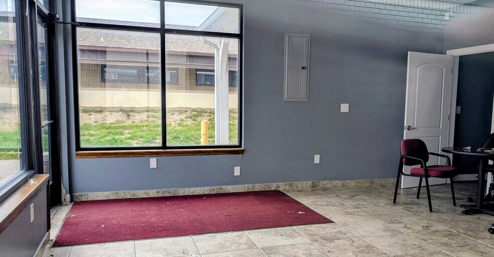 More Photos Of 832 S Main St, Lapeer Freestanding For Lease