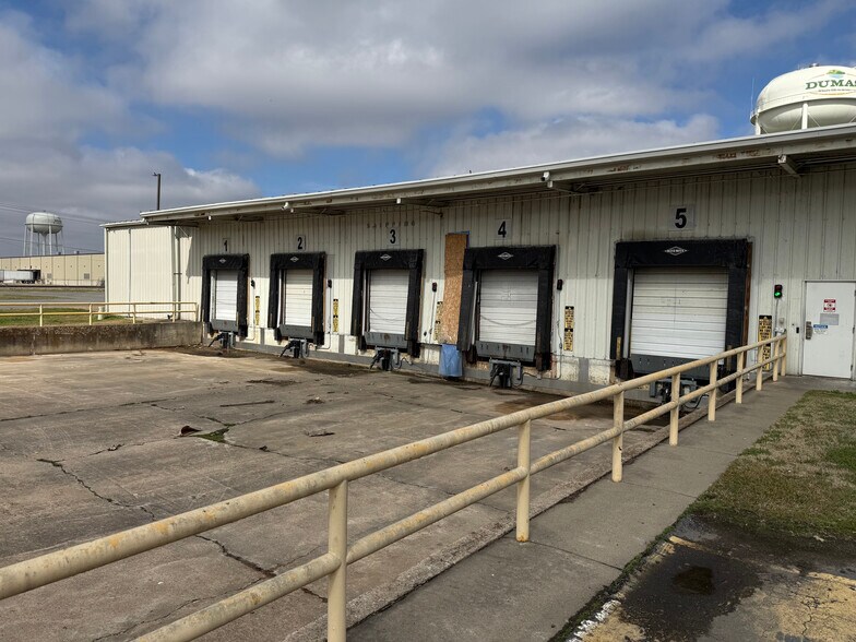 More Photos Of 801 S Main St, Dumas Manufacturing For Sale