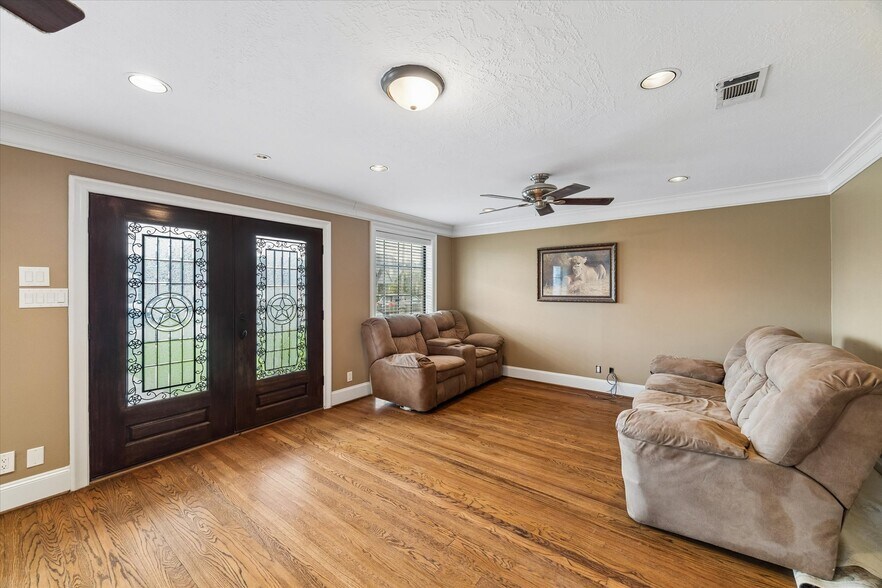 More Photos Of 1330 Des Jardines St, Houston Office Residential For Sale