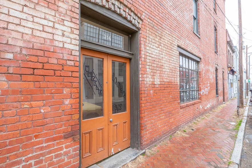Primary Photo Of 316 Brook Rd, Richmond Apartments For Lease