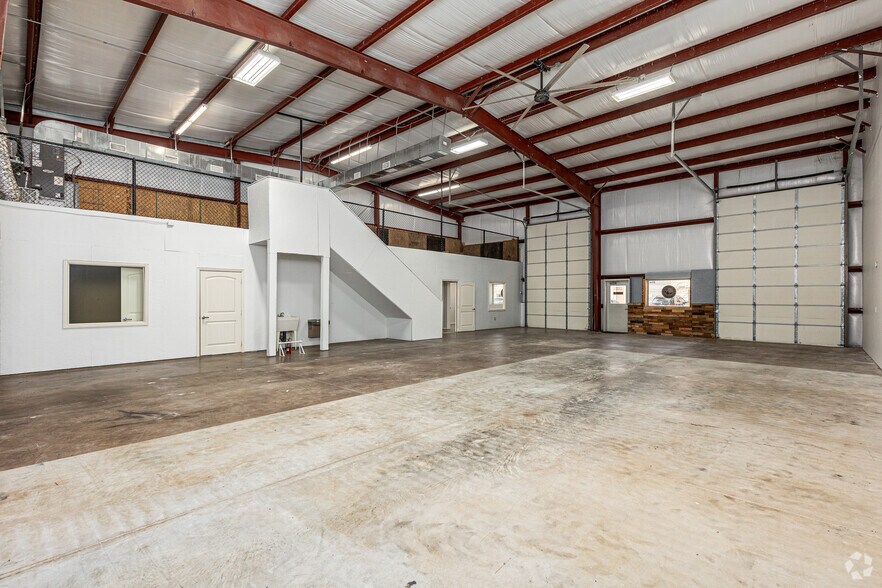 More Photos Of 207 King Rd, Frisco Warehouse For Lease