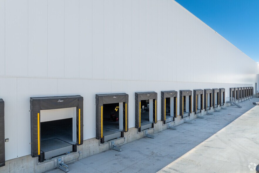 More Photos Of 151 Garden Ave, Brantford Distribution For Lease