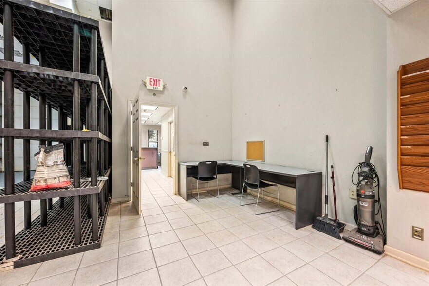 More Photos Of 14 Ilene Ct, Hillsborough Flex For Sale