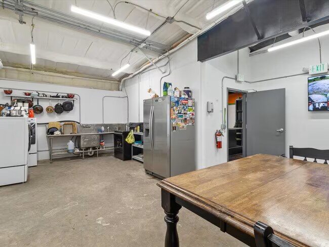 More Photos Of 700 N Main St, Lexington Warehouse For Lease