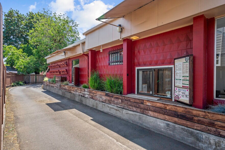 More Photos Of 1760 Market St NE, Salem Freestanding For Sale