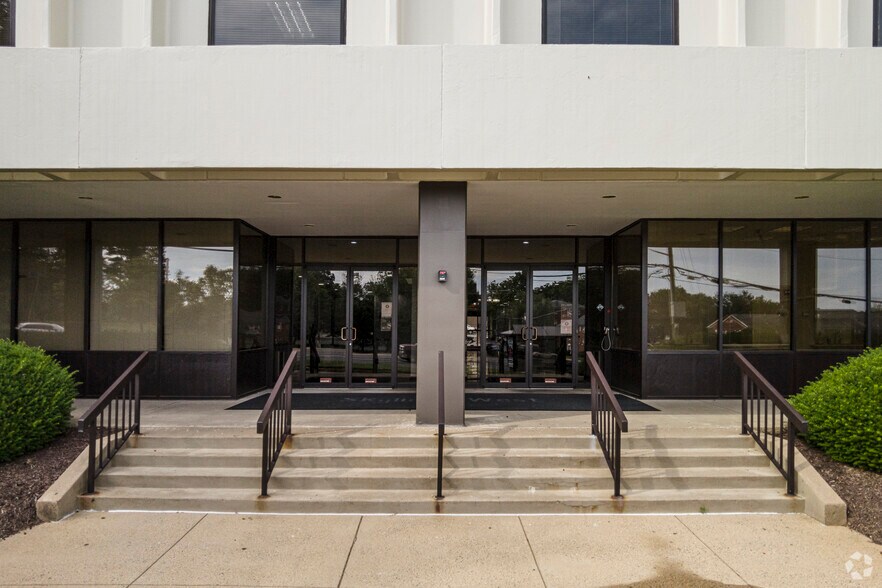 More Photos Of 6066 Leesburg Pike, Falls Church Office For Lease