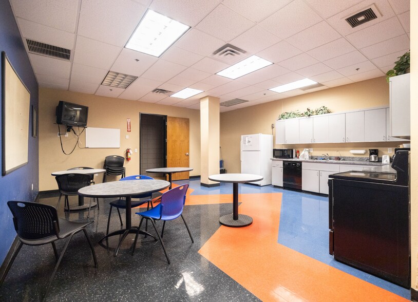 More Photos Of 2065 W Obispo Ave, Gilbert Light Distribution For Lease