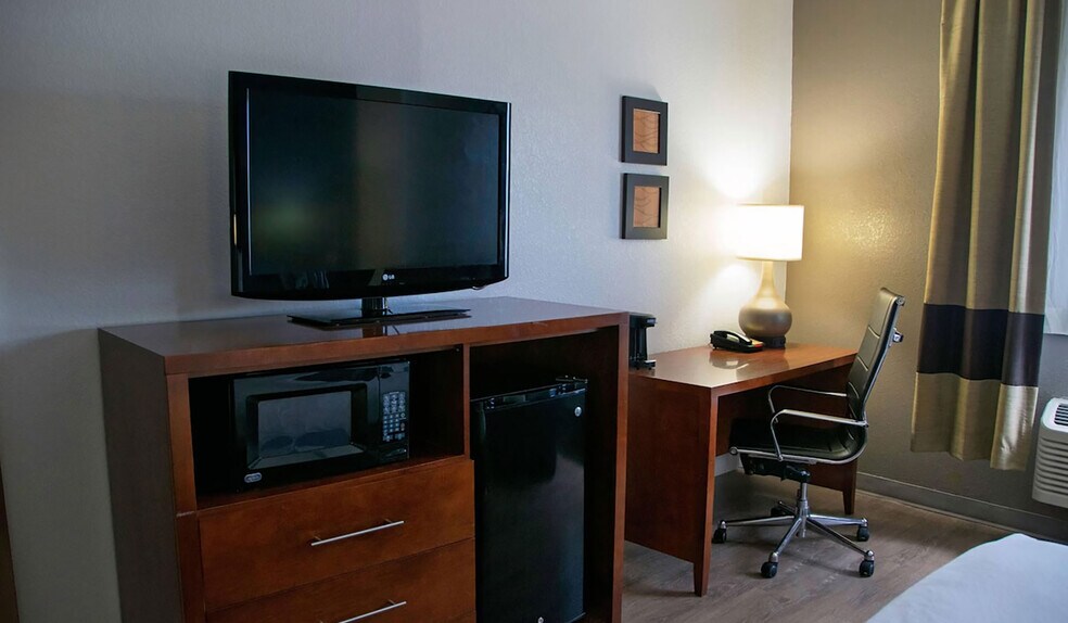 More Photos Of 214 W 9th St, Coralville Hotel For Sale