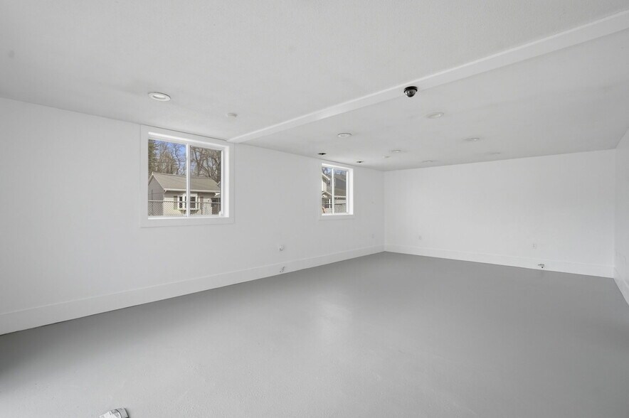 More Photos Of 14 Easthampton Rd, Northampton Warehouse For Lease