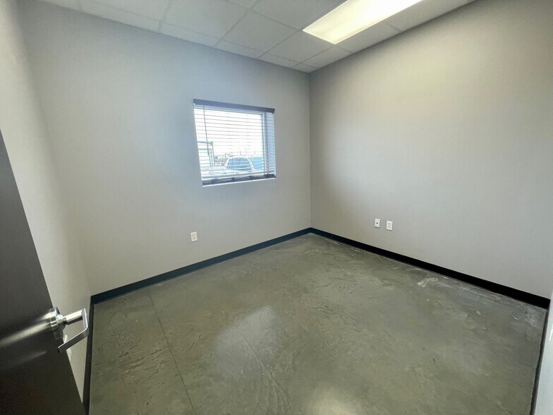 More Photos Of 1505 Elwyn, Midland Industrial For Lease