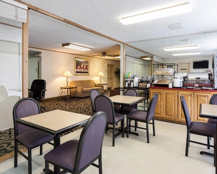 More Photos Of 2108 S Main St, Farmville Hotel For Sale