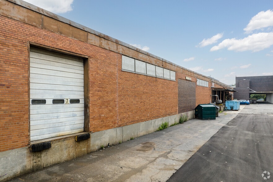 More Photos Of 456 Nordhoff Pl, Englewood Warehouse For Lease