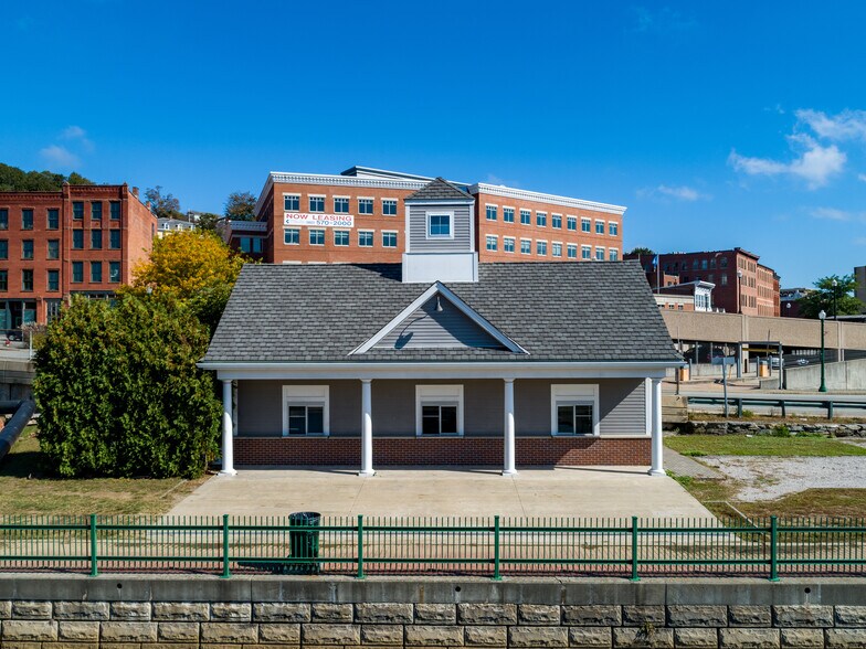 More Photos Of 150 Chelsea Harbor Dr, Norwich Restaurant For Lease