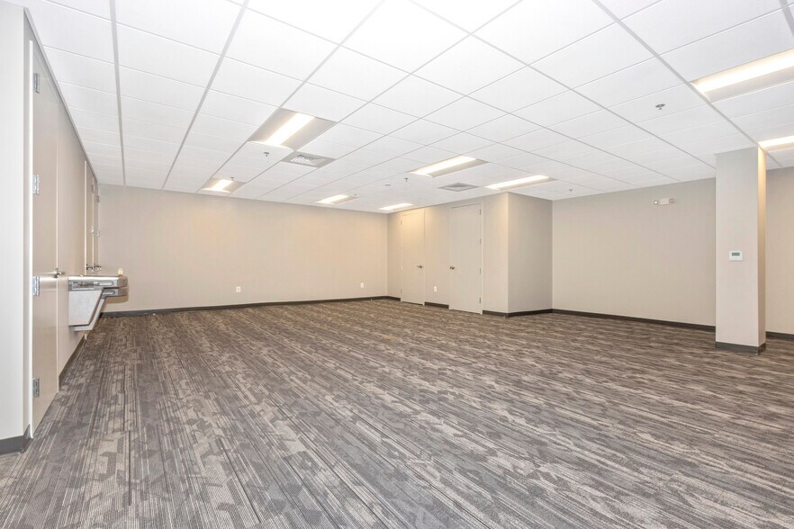 More Photos Of 9125 Guilford Rd, Columbia Flex For Lease