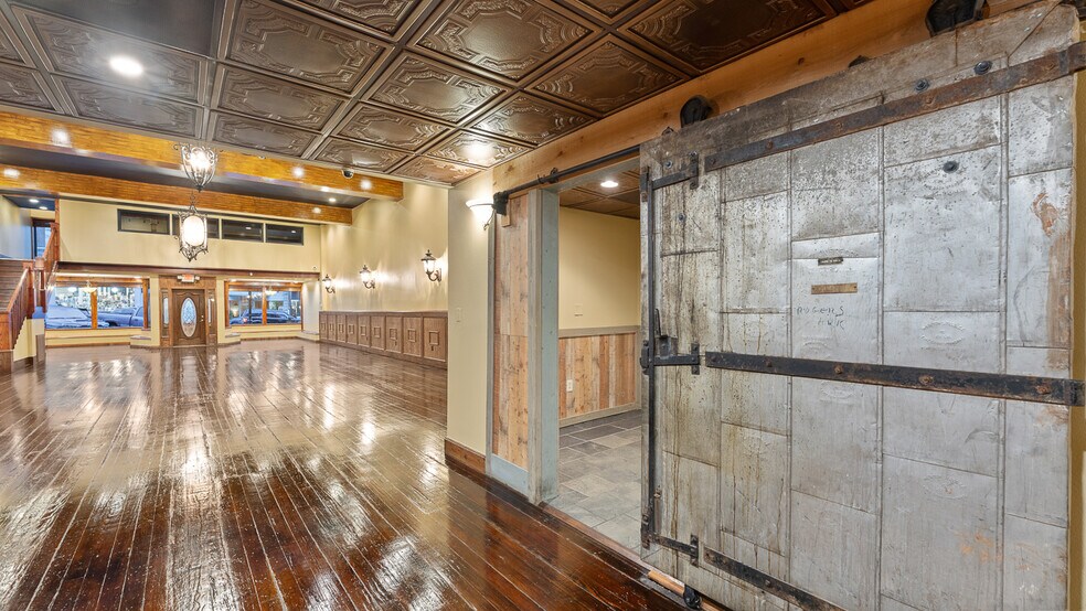More Photos Of 117 W Walnut St, Rogers Restaurant For Sale