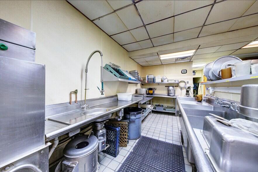 More Photos Of 1744 Biddle Ave, Wyandotte General Retail For Sale