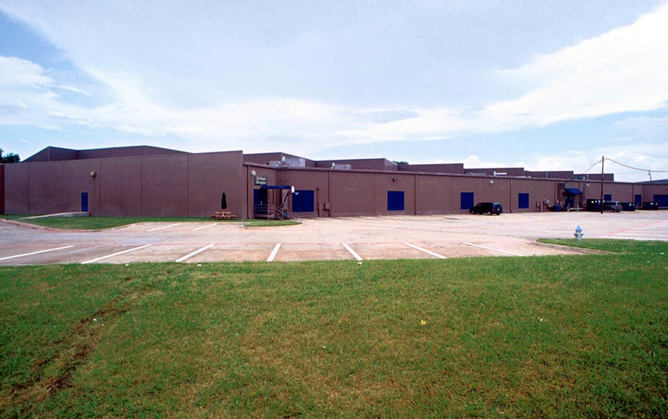 More Photos Of 1100 Jupiter Rd, Plano Showroom For Lease