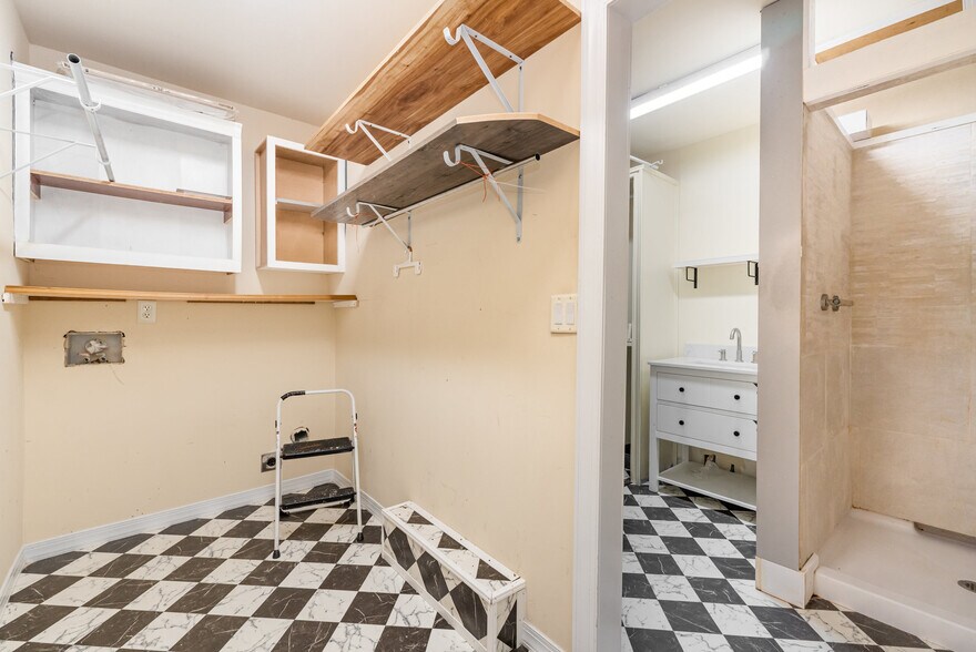 More Photos Of 9008 N Lakebrook Rd, Charlotte Light Distribution For Sale