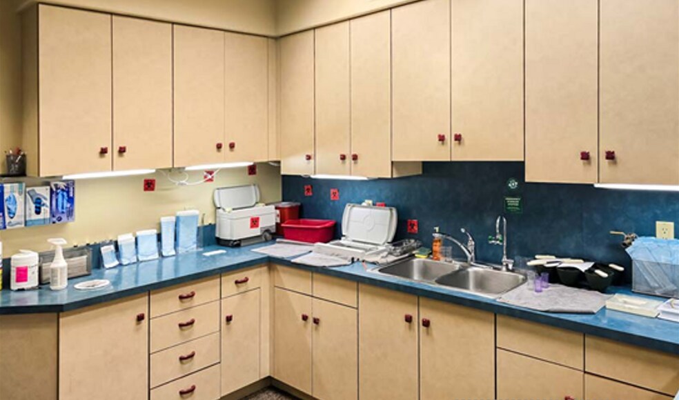 More Photos Of 200 W Wilshire Blvd, Roswell Medical For Sale