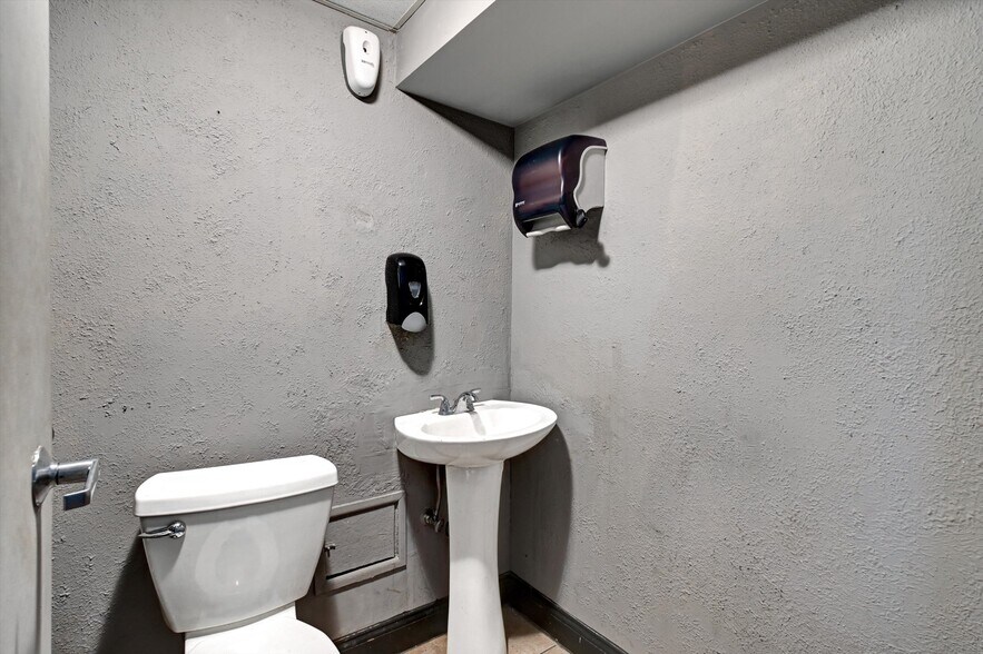 More Photos Of 15 E Centre St, Baltimore Bar For Sale