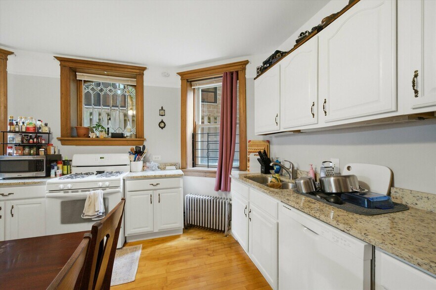 More Photos Of 905 W Fletcher St, Chicago Apartments For Sale