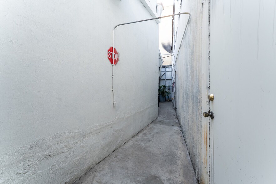 More Photos Of 13831 Ventura Blvd, Sherman Oaks Storefront For Sale