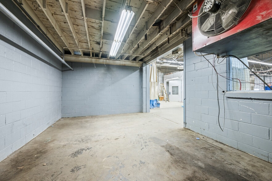 More Photos Of 1441 Central Ave, Columbus Auto Repair For Lease