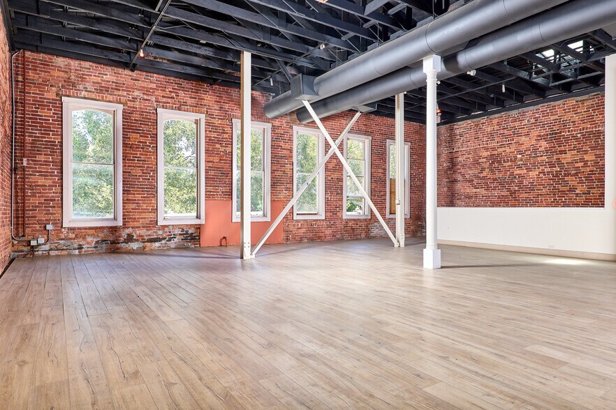 More Photos Of 910 2nd St, Sacramento Bar For Sale