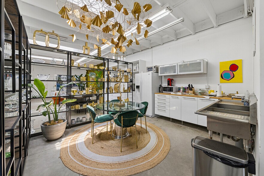 More Photos Of 8560 Venice Blvd, Los Angeles Storefront Retail Office For Sale