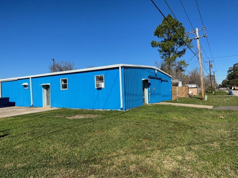 More Photos Of 115 E Murray St, Angleton Warehouse For Sale