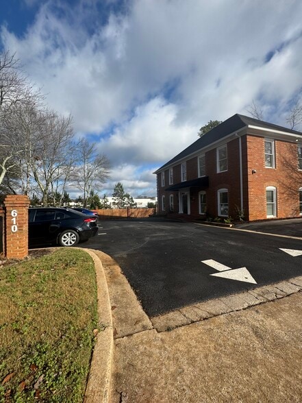 More Photos Of 610 Colonial Park Dr, Roswell Medical For Lease