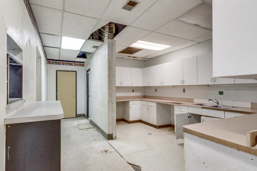 More Photos Of 5410 Allen Rd, Allen Park Medical For Sale