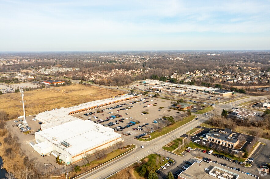 More Photos Of 39440-39900 W 14 Mile Rd, Walled Lake Unknown For Lease