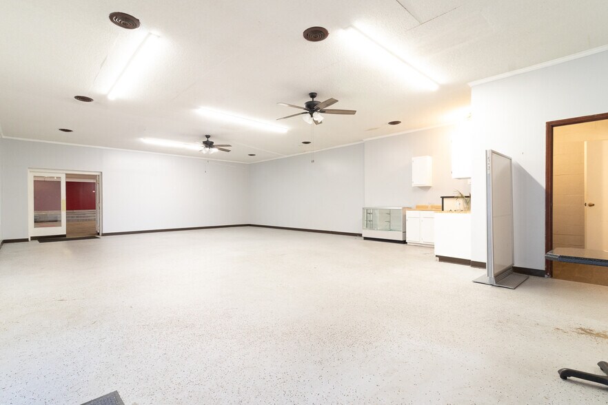 More Photos Of 2006 Maple Ave, Burlington Flex For Sale