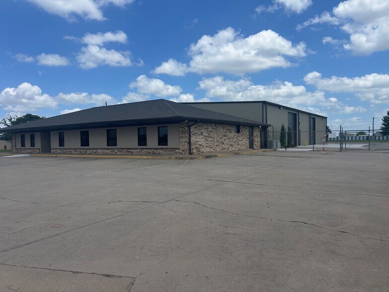 More Photos Of 2404 S Broadway St, Oklahoma City Flex For Lease