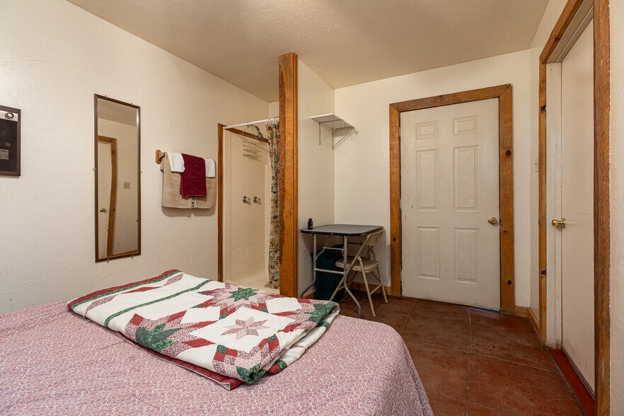 More Photos Of 2040 Long Rd Cyn, Kanab Freestanding For Sale