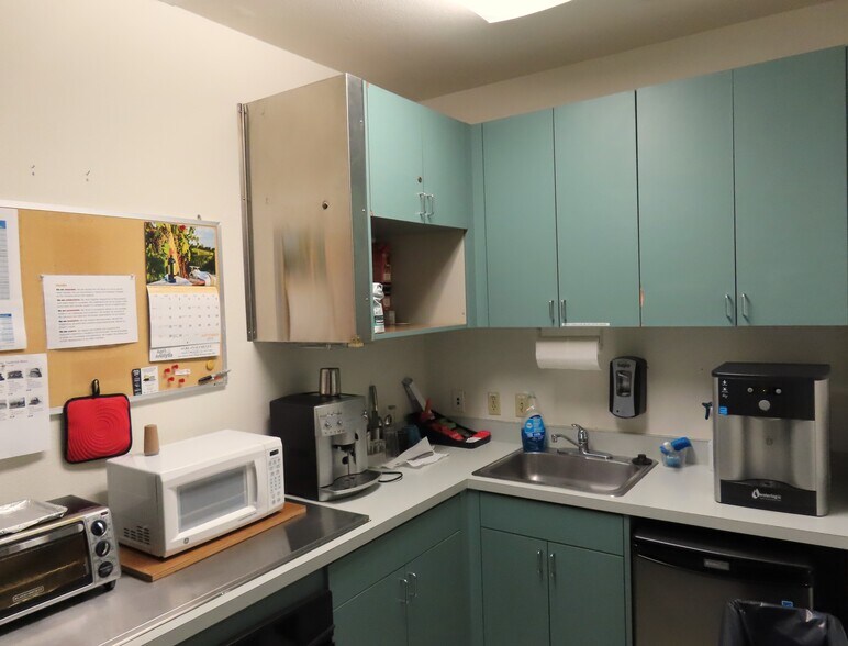 More Photos Of 1910-1920 5th St, Davis Light Manufacturing For Sale