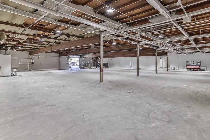 More Photos Of 7428 Bellaire Ave, North Hollywood Warehouse For Lease
