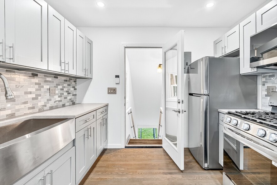 More Photos Of 153 Route 9W, Haverstraw Veterinarian Kennel For Sale