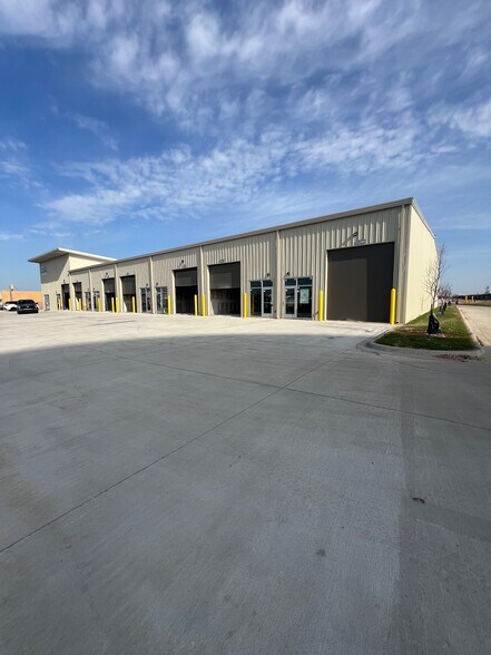 More Photos Of 1600 S Broadway Ave, Moore Self Storage For Lease