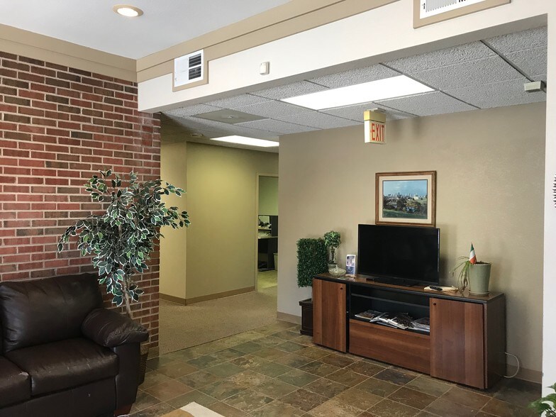 More Photos Of 800 Westport Rd, Kansas City Office Residential For Sale