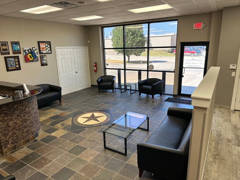 More Photos Of 609 S 4th Ave, Mansfield Showroom For Lease