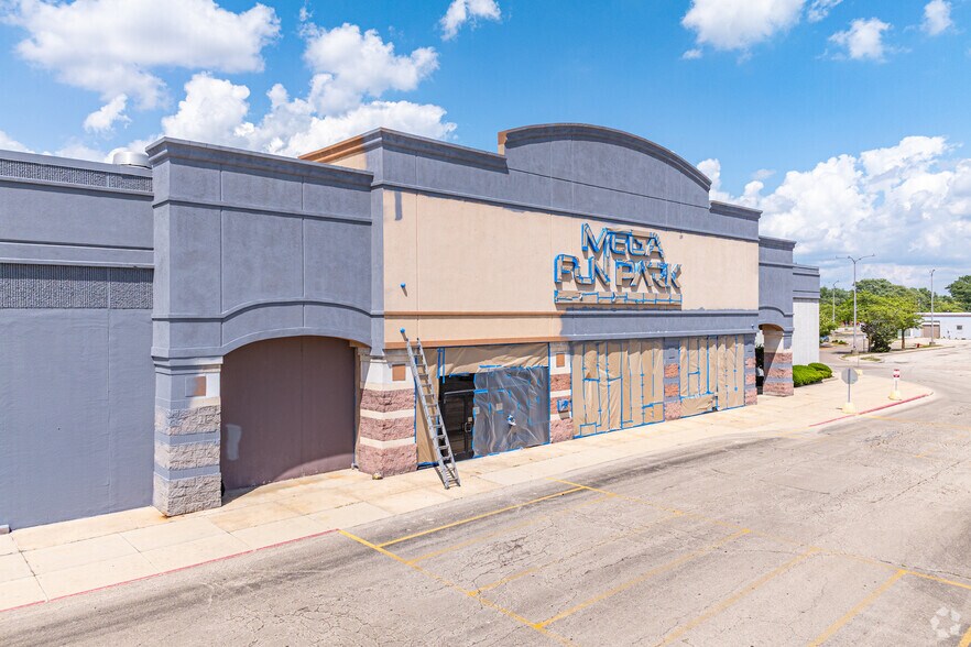More Photos Of 1971 W Galena Blvd, Aurora Freestanding For Lease