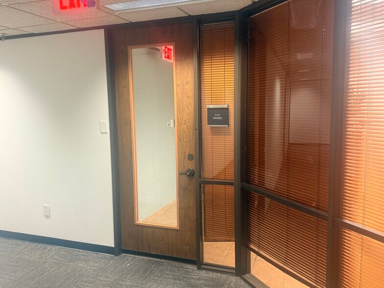 More Photos Of 8313 Southwest Fwy, Houston Unknown For Lease