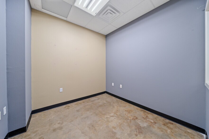 More Photos Of 917 S Staples St, Corpus Christi Unknown For Lease