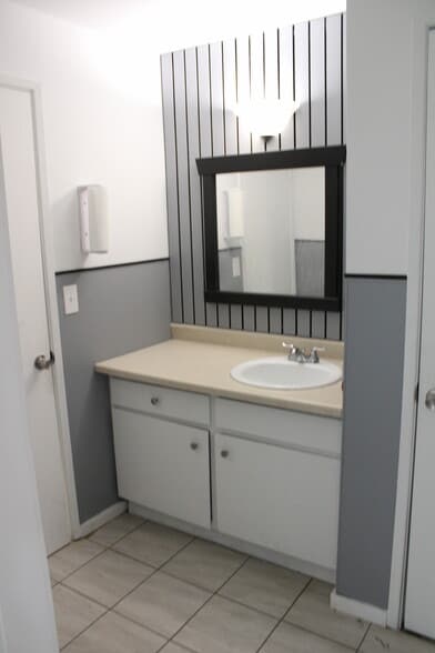More Photos Of 7817 Pacific Ave, Tacoma Office For Sale